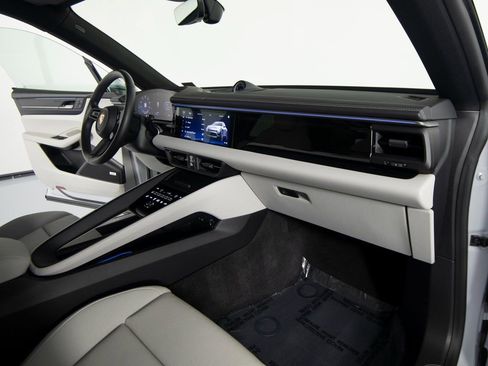 Certified 2025 Porsche Macan 4S Electric image 29