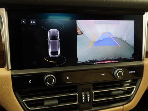 Used 2023 Porsche Macan image 32