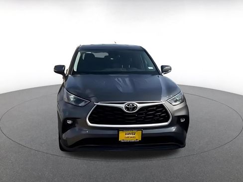 Used 2025 Toyota Highlander LE FWD image 4
