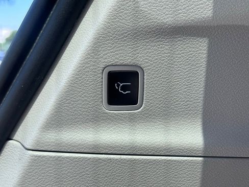 Used 2024 Chrysler Pacifica Touring-L FWD image 12