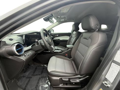 Used 2025 Chevrolet Trax LT w/ LT Convenience Package FWD image 9