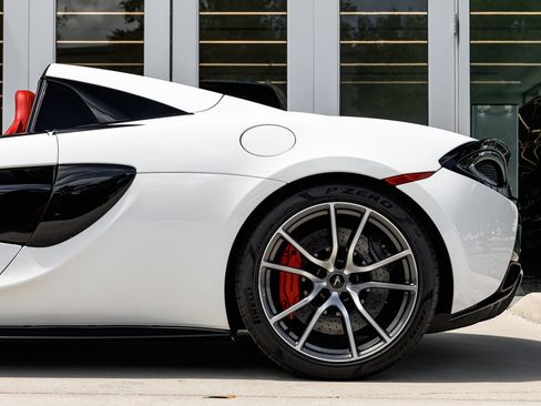 Used 2019 McLaren 570S Spider image 15