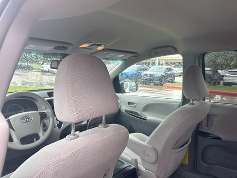 Used 2014 Toyota Sienna LE FWD image 9