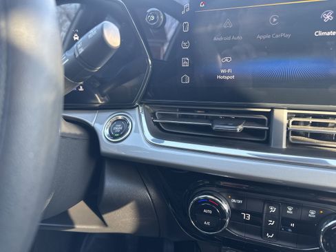 Used 2025 Chevrolet Trax LT image 17