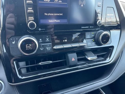 Used 2021 Toyota Highlander XLE FWD image 18