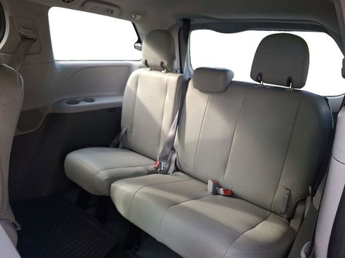 Used 2020 Toyota Sienna L image 11
