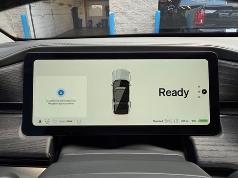 Used 2025 Rivian R1S Adventure Dual AWD/4WD image 13
