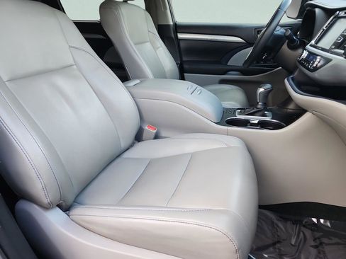 Used 2019 Toyota Highlander XLE AWD/4WD image 18