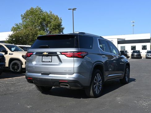 Used 2023 Chevrolet Traverse Premier FWD image 1