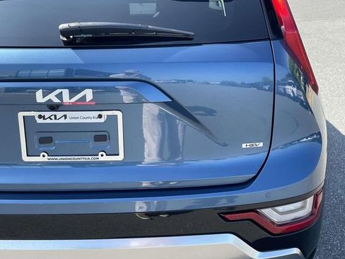 Certified 2025 Kia Niro SX Touring image 11