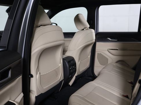 Used 2023 Jeep Grand Cherokee Limited image 29