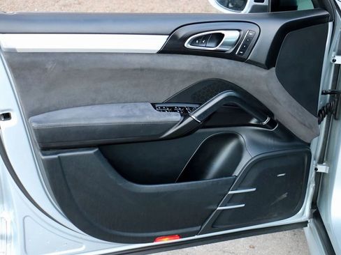 Used 2016 Porsche Cayenne GTS image 17