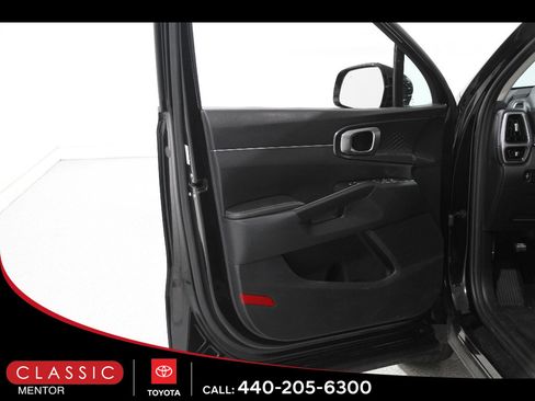 Used 2023 Kia Sorento LX image 4