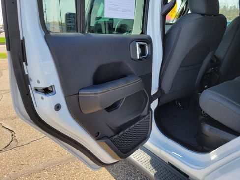 Used 2025 Jeep Wrangler Unlimited Sahara AWD/4WD image 17