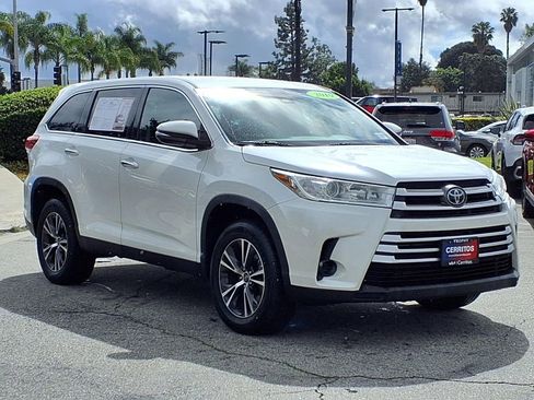 Used 2019 Toyota Highlander LE w/ Carpet Mat Package (TMS) image 6