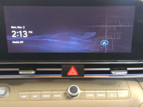 Used 2025 Hyundai Elantra SEL image 25