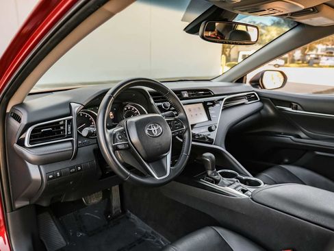 Used 2018 Toyota Camry XLE image 3