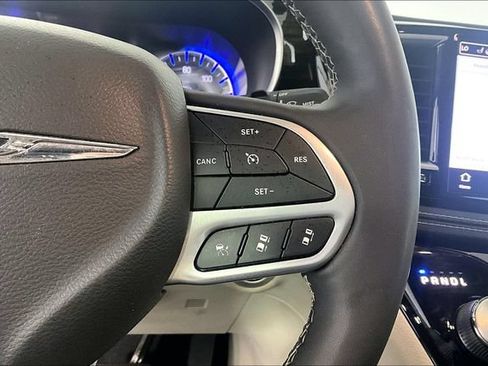 Used 2023 Chrysler Pacifica Limited FWD image 22