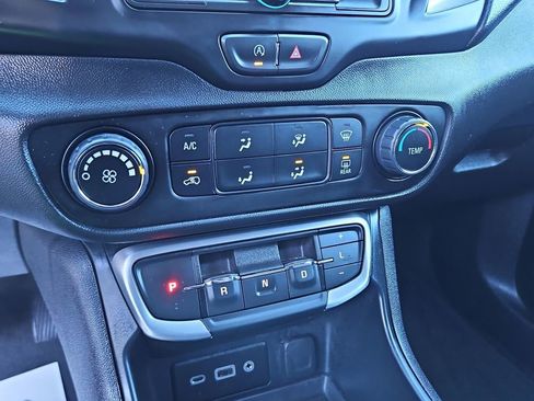 Used 2024 GMC Terrain SLE image 17