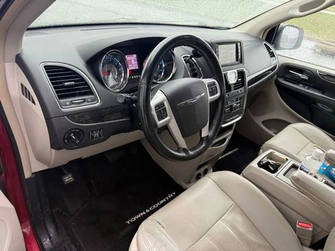 Used 2014 Chrysler Town & Country Touring-L w/ Driver Convenience Group image 11