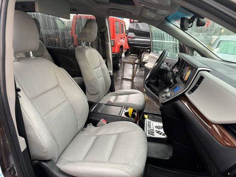 Used 2016 Toyota Sienna Limited image 19