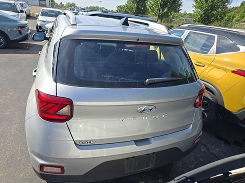 Used 2022 Hyundai Venue SEL FWD image 6