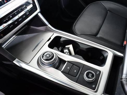 Used 2022 Ford Explorer XLT w/ Equipment Group 202A image 31