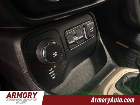 Used 2016 Jeep Renegade Latitude image 18