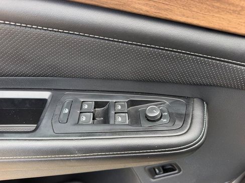 Used 2025 Volkswagen Atlas SE AWD/4WD image 19