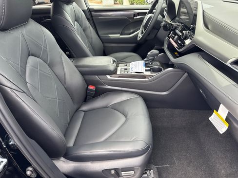 New 2026 Toyota Highlander Platinum image 15