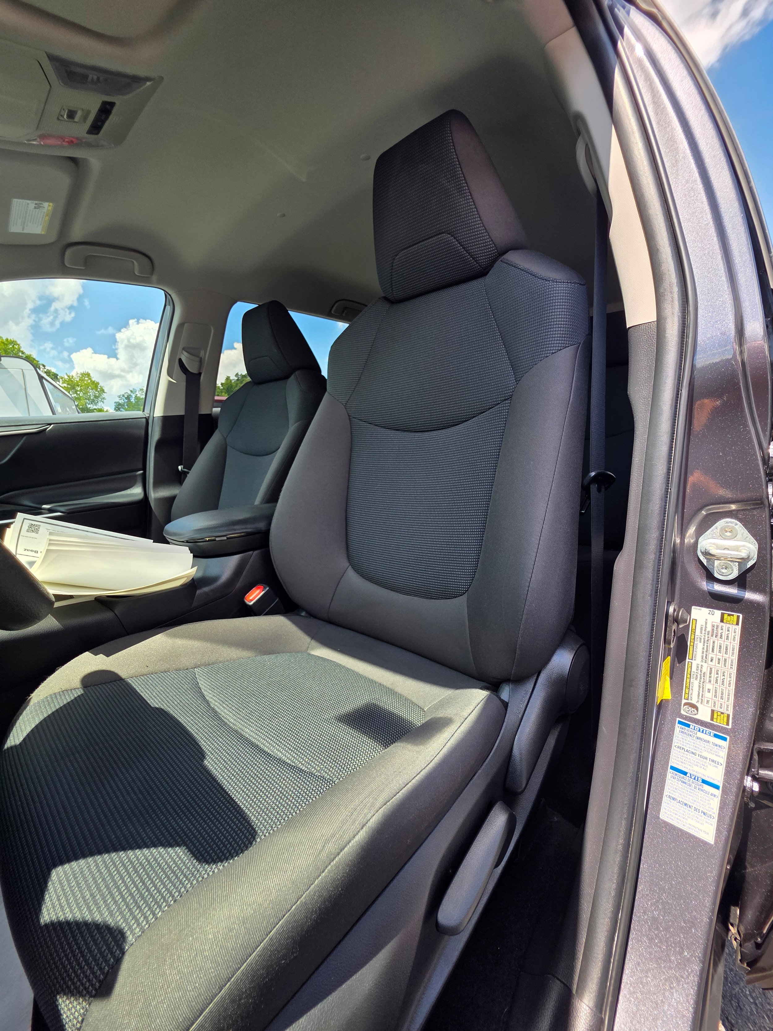 Used 2022 Toyota RAV4 LE w/ Carpet Mat Package (TMS) AWD/4WD image 19
