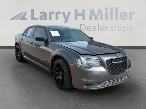 Used 2018 Chrysler 300 Touring w/ Sport Appearance Package image 7