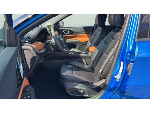 Used 2025 Jeep Compass Limited AWD/4WD image 10