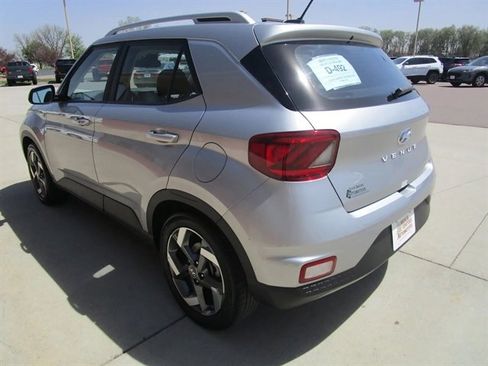 Used 2025 Hyundai Venue SEL FWD image 7