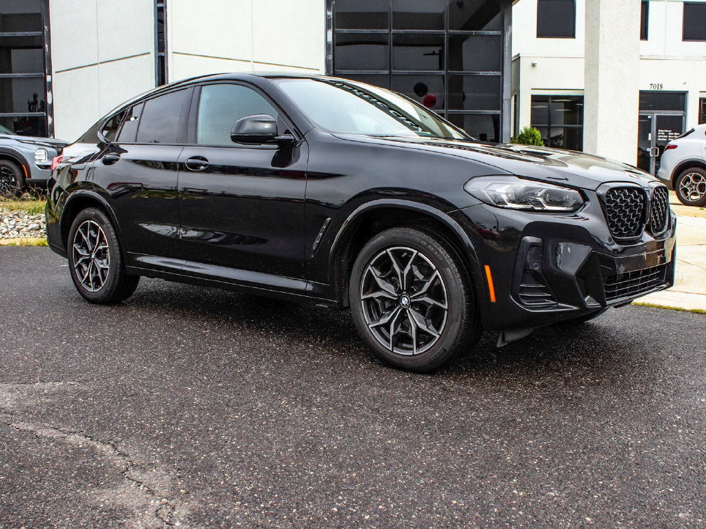 Used 2023 BMW X4 xDrive30i w/ M Sport Package AWD/4WD image 3