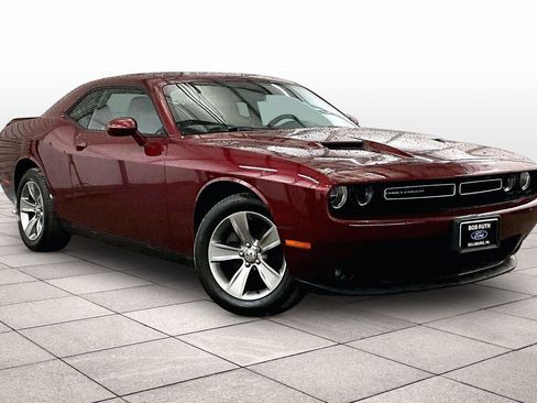 Used 2019 Dodge Challenger SXT w/ Driver Convenience Group image 2