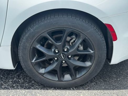 Certified 2025 Chrysler Pacifica Limited FWD image 11