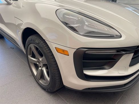 Used 2025 Porsche Macan image 25