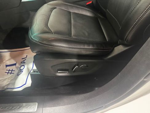 Used 2017 Ford Explorer Limited image 19