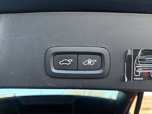 Used 2022 Volvo XC40 P8 Recharge Plus image 9