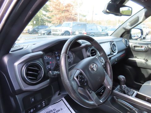 Used 2021 Toyota Tacoma TRD Sport image 15