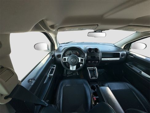 Used 2016 Jeep Compass Latitude image 19