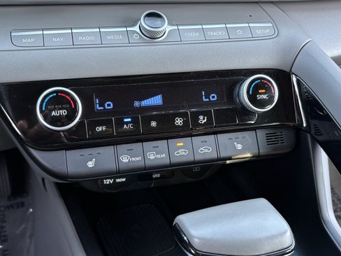 Used 2025 Hyundai Elantra SEL FWD image 28
