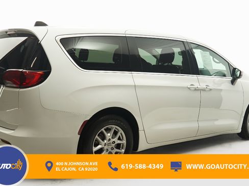 Used 2023 Chrysler Voyager LX image 6