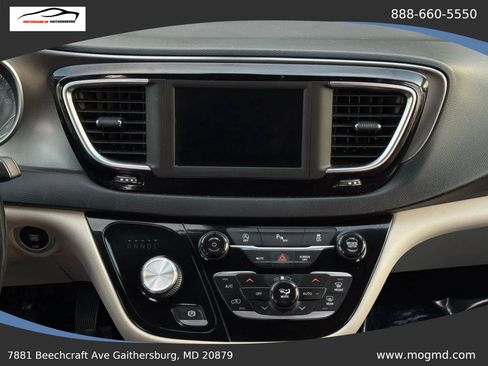 Used 2017 Chrysler Pacifica Touring-L FWD image 37