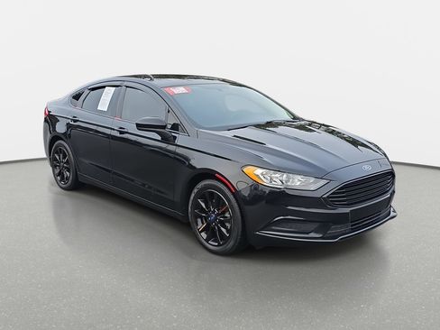 Used 2017 Ford Fusion SE w/ Fusion SE Technology Package image 3