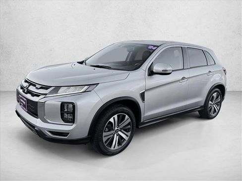 Used 2024 Mitsubishi Outlander SE image 1