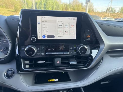 Used 2023 Toyota Highlander XLE image 14