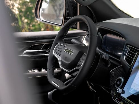 Used 2022 Jeep Wagoneer Series III w/ Premium Group I image 25