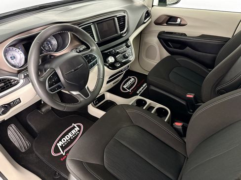 Used 2023 Chrysler Voyager LX image 5